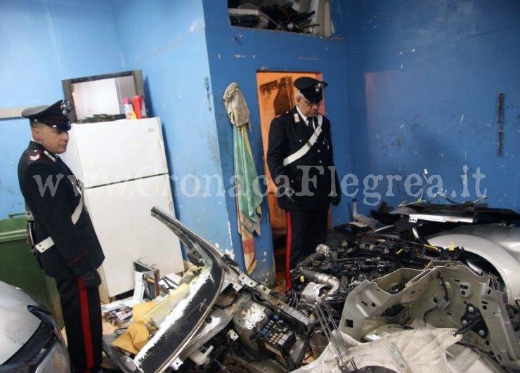 QUARTO/ Officina trasformata in centrale per auto rubate, blitz dei carabinieri