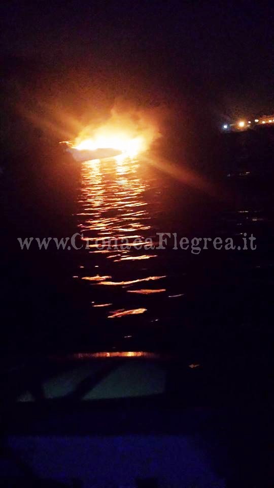 BACOLI/ Miseno, barca in fiamme nella notte – LE FOTO