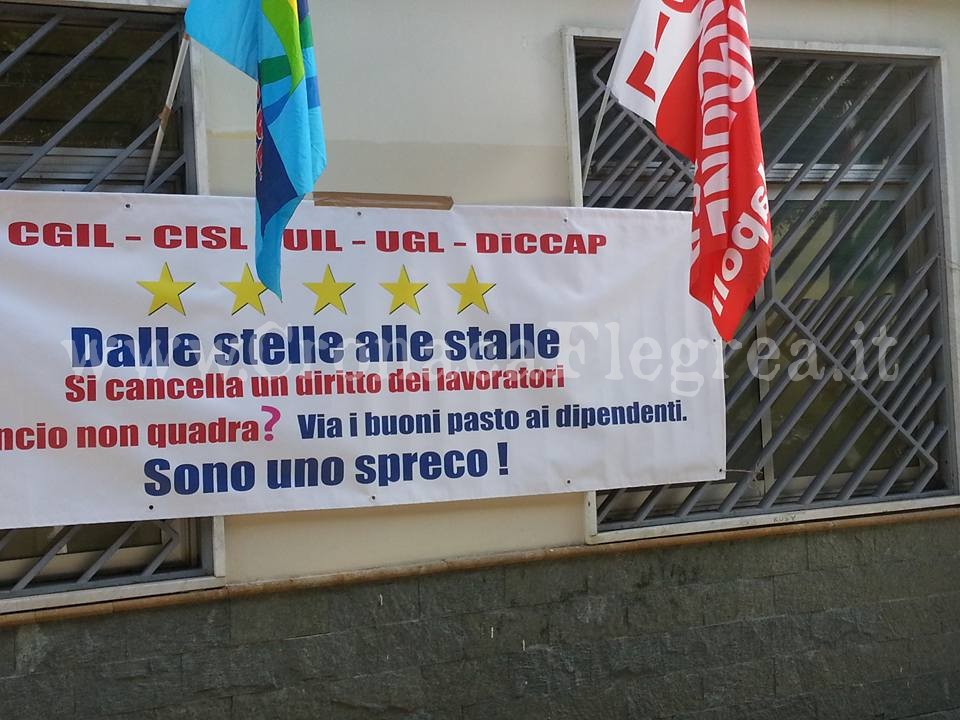 QUARTO/ Via i buoni pasto, protesta dei dipendenti comunali