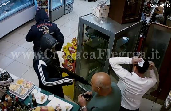 POZZUOLI/ Assalto con mitra al bar, il video shock della rapina – GUARDA