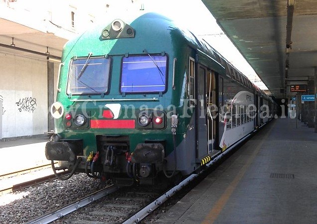 Aggredisce e rapina capotreno: riconosciuto e arrestato dopo 24 ore