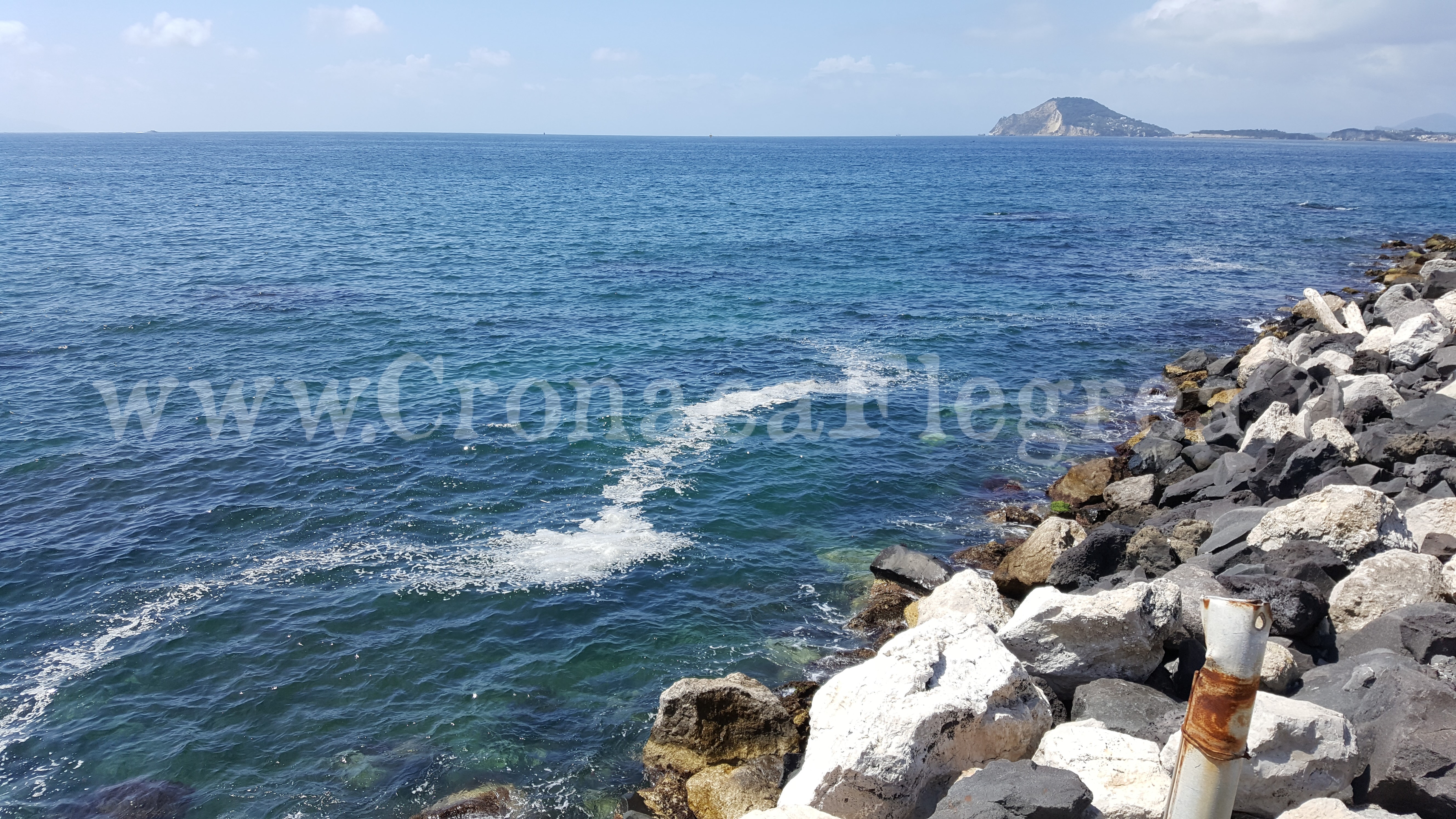 POZZUOLI/ Ancora schiuma e cattivi odori nel mare di Via Napoli – LE FOTO