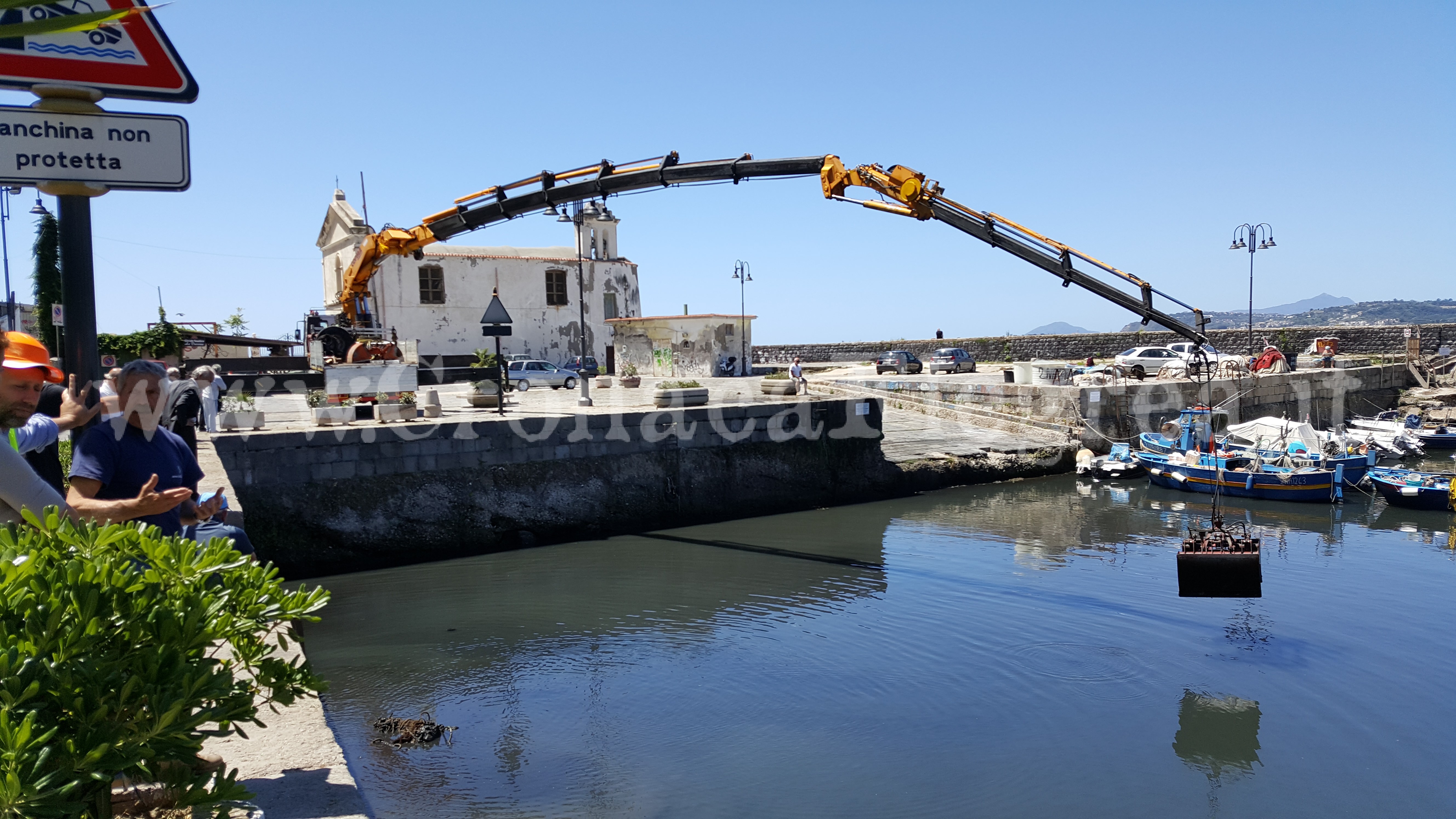 POZZUOLI/ Pulizia straordinaria alla Darsena, quintali di rifiuti estratti dai fondali – LE FOTO