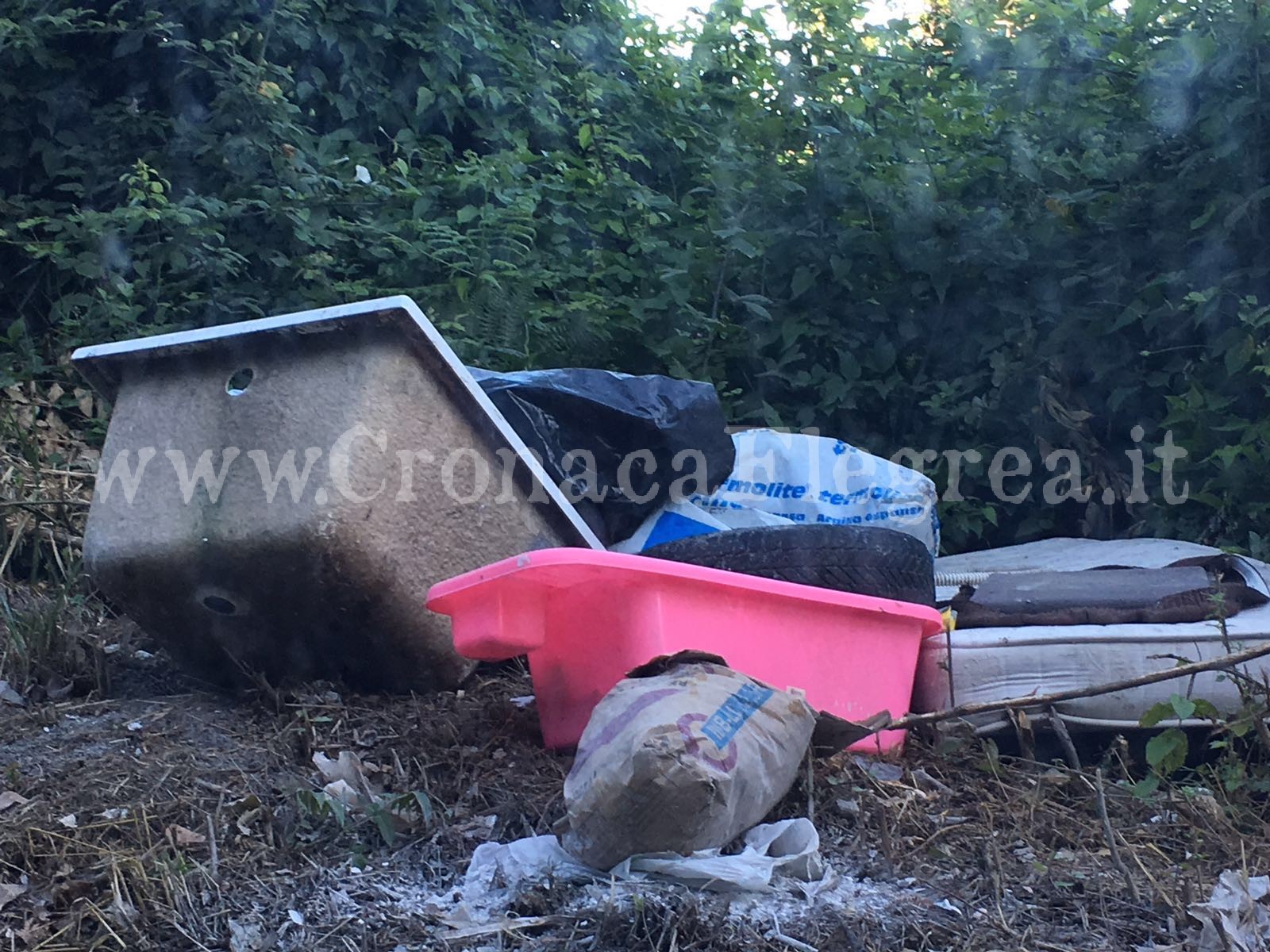 I LETTORI SEGNALANO/ «Discarica in via Coste di Cuma a Monterusciello»