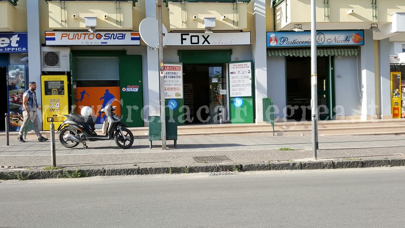 POZZUOLI/ Rapina in tabaccheria, banditi in fuga con soldi e sigarette