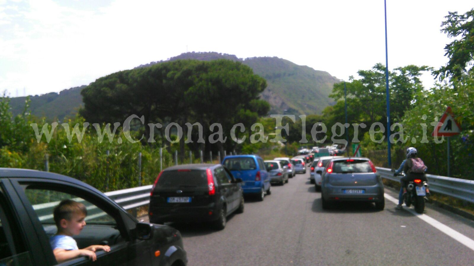 POZZUOLI/ Traffico in tilt sulle vie del mare, strade paralizzate