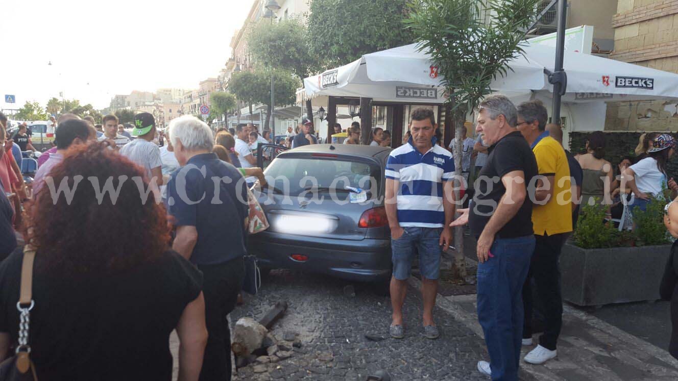 POZZUOLI/ Auto travolge clienti seduti al bar: 4 feriti – LE FOTO