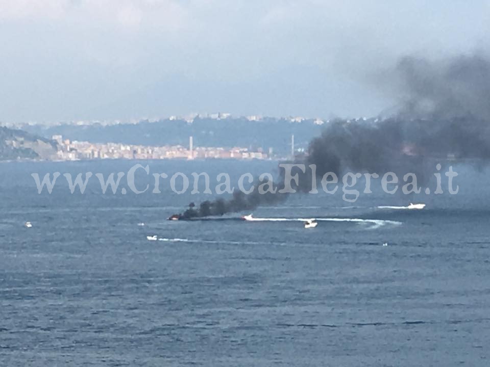 POZZUOLI/ Barca in fiamme, sette giovanissimi salvati dalla Capitaneria