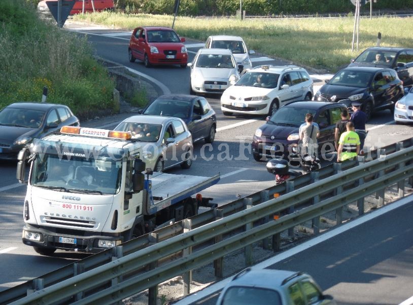 POZZUOLI/ Incidente sulla Variante: uomo ferito e traffico bloccato – LE FOTO