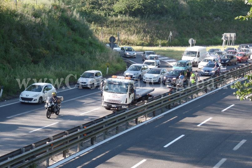 A piedi con un coltello sulla Tangenziale aggredisce i poliziotti: fermata 52enne di Pozzuoli