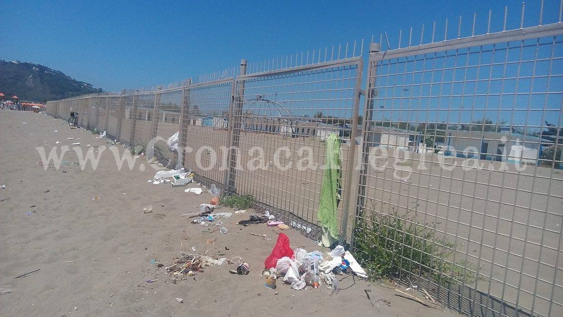 BACOLI/ Spiaggia invasa dai rifiuti: la Marina è nel degrado. E nessuno fa niente – LE FOTO