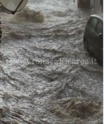 POZZUOLI/ Pochi minuti di pioggia e via Napoli si allaga – LE FOTO