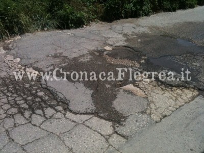 POZZUOLI/ Buche e crepe pericolose in via Reginelle – LE FOTO