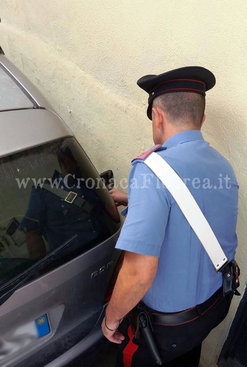 Nascondeva droga da spacciare nel serbatoio di una Mercedes: arrestato