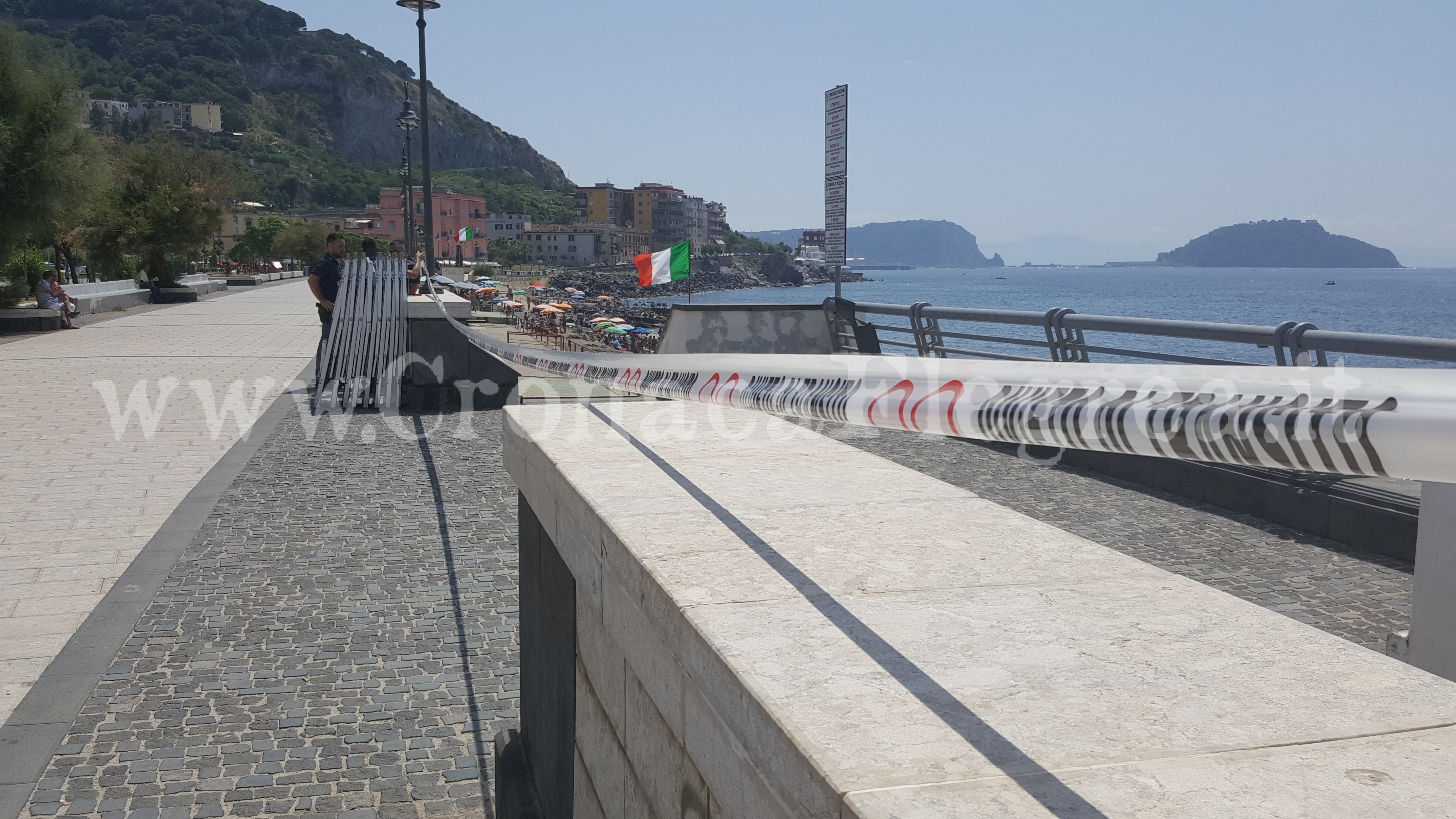 POZZUOLI/ Allarme bomba a Via Napoli, evacuata la spiaggia – LE FOTO