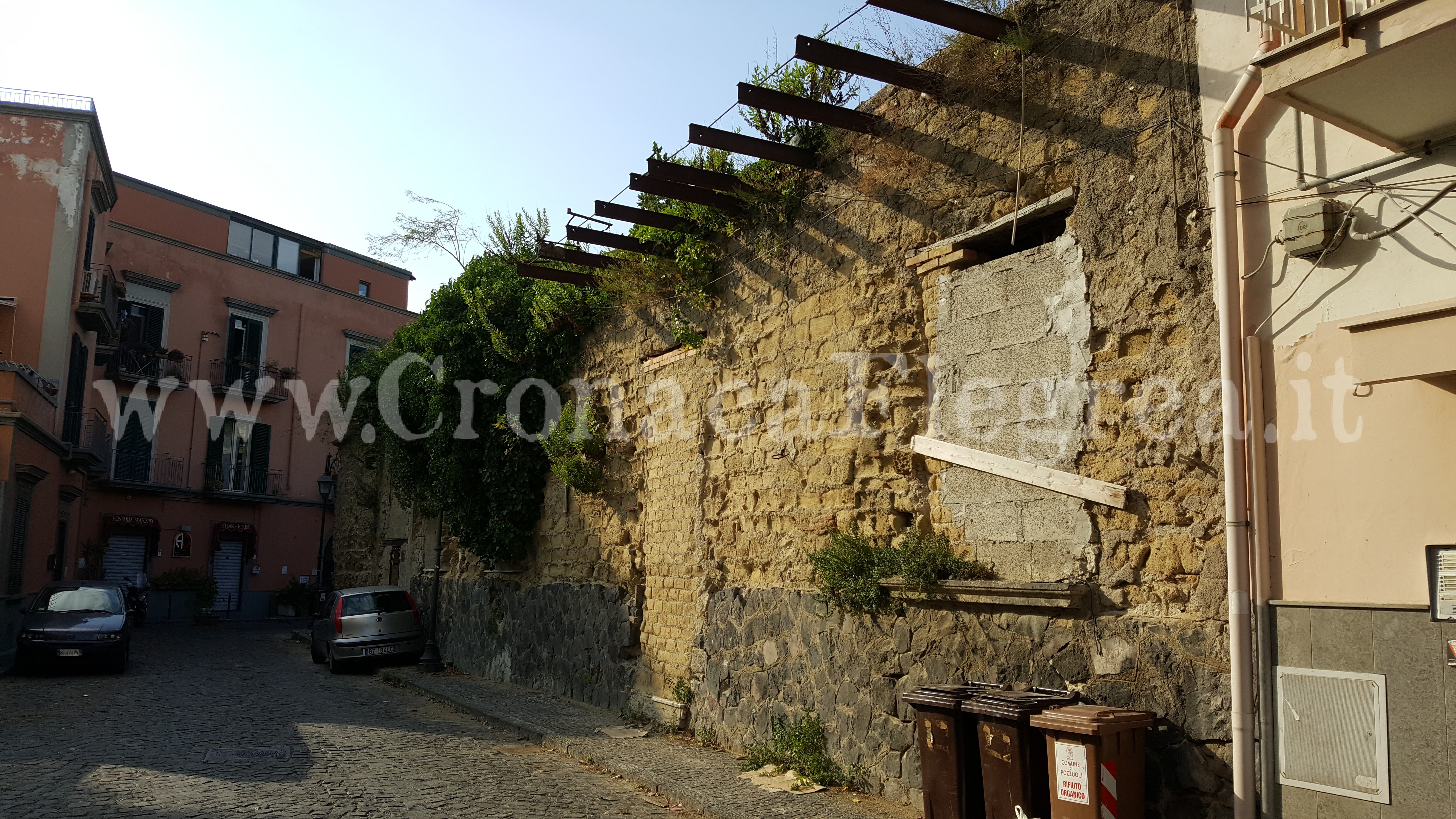 POZZUOLI/ Topi e insetti in edificio abbandonato, protestano i residenti – LE FOTO