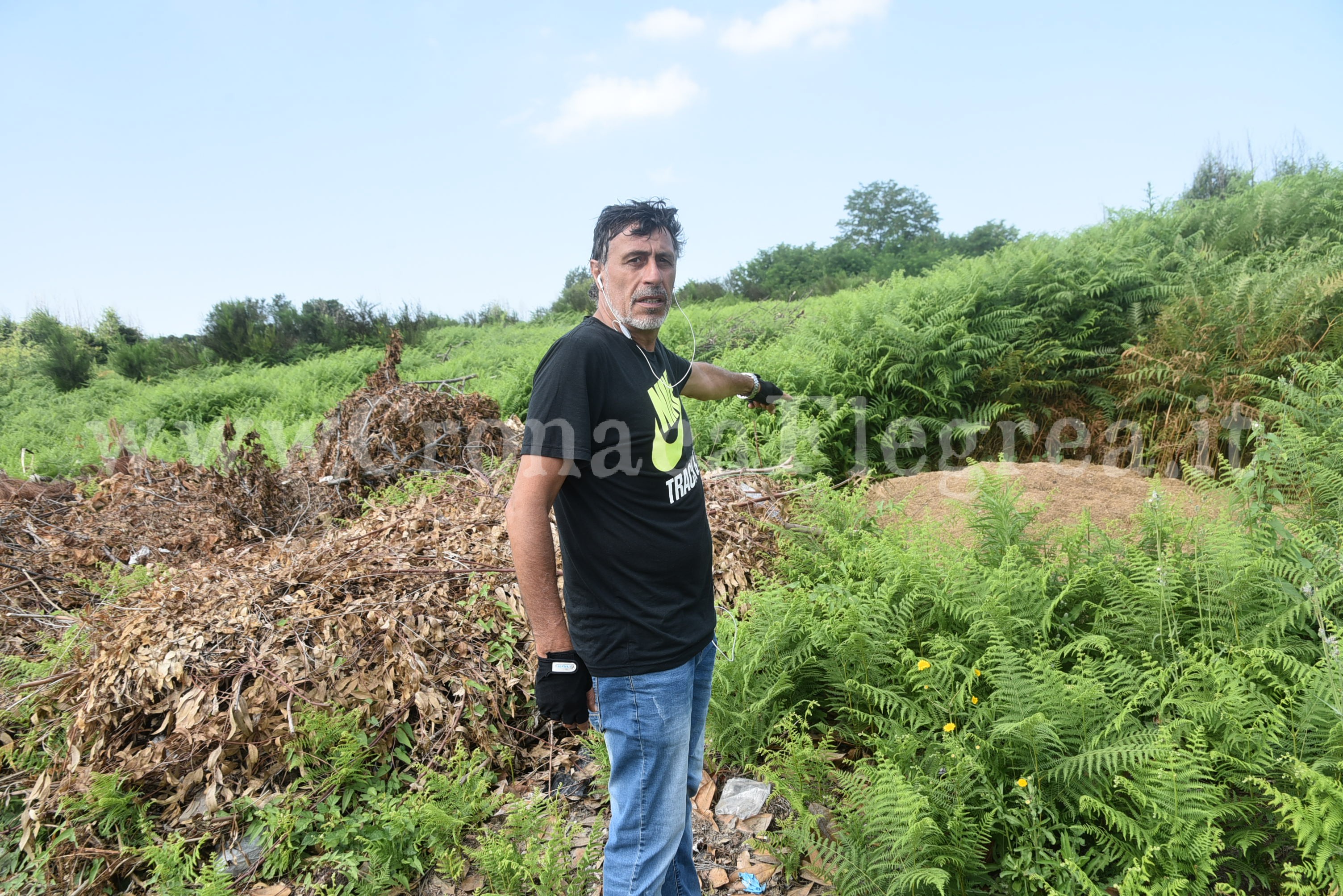 POZZUOLI/ Ex consigliere denuncia: «Discarica del comune a due passi dalle case» – LE FOTO