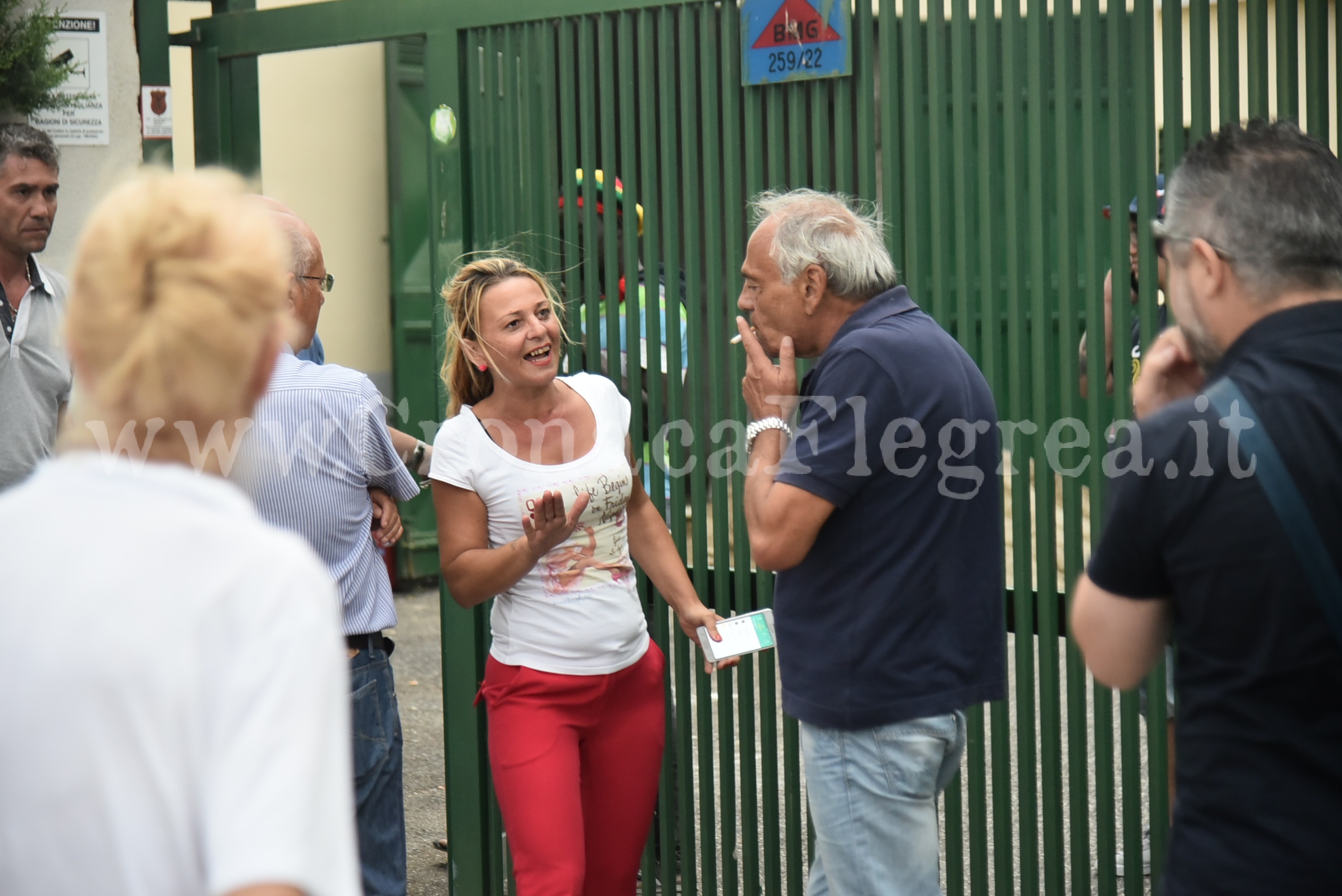 POZZUOLI/ Arrivano 50 immigrati e a Licola scoppia la “guerra tra poveri” – LE FOTO