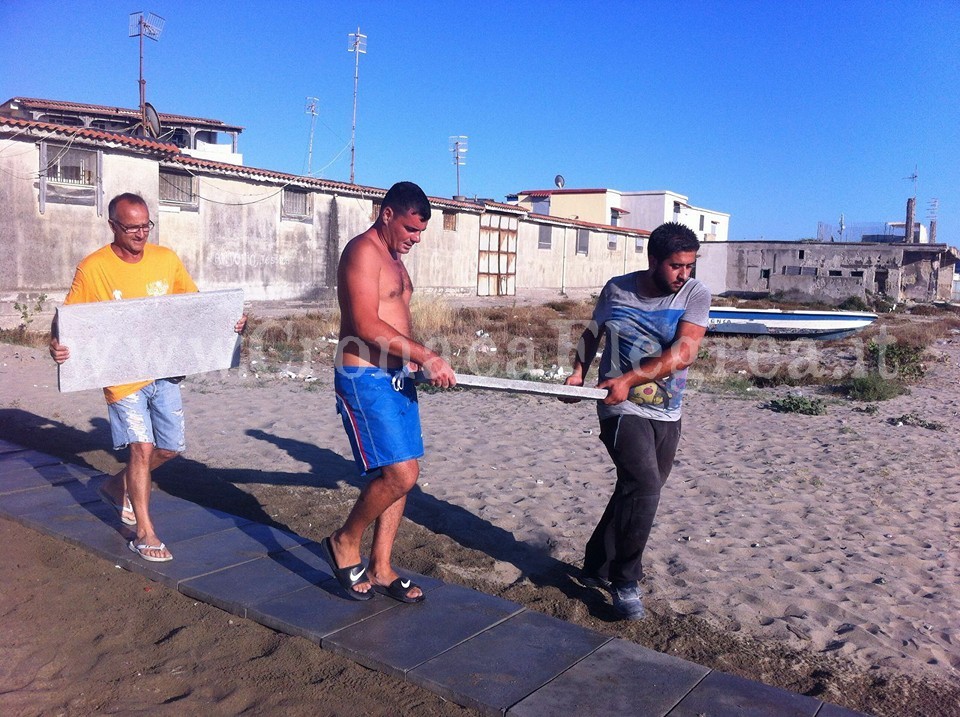 POZZUOLI/ Associazione realizza una pedana per disabili sulla spiaggia di Licola – LE FOTO