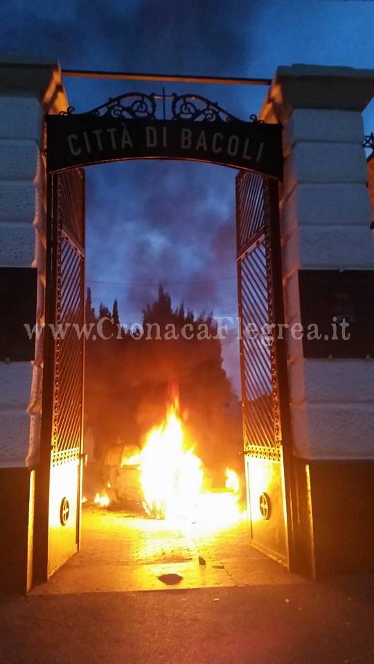 BACOLI/ Incendio al cimitero di Cappella, in fiamme l’auto del custode