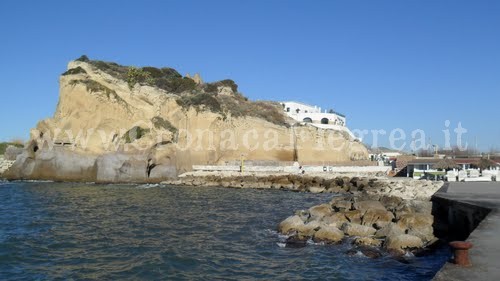 BACOLI/ Muore sulla spiaggia di Torregaveta, inutili i soccorsi