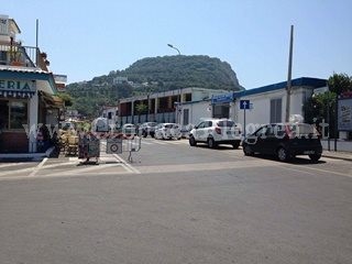 BACOLI/ Follia a Miseno: 32enne danneggia bar e tenta di investire i carabinieri