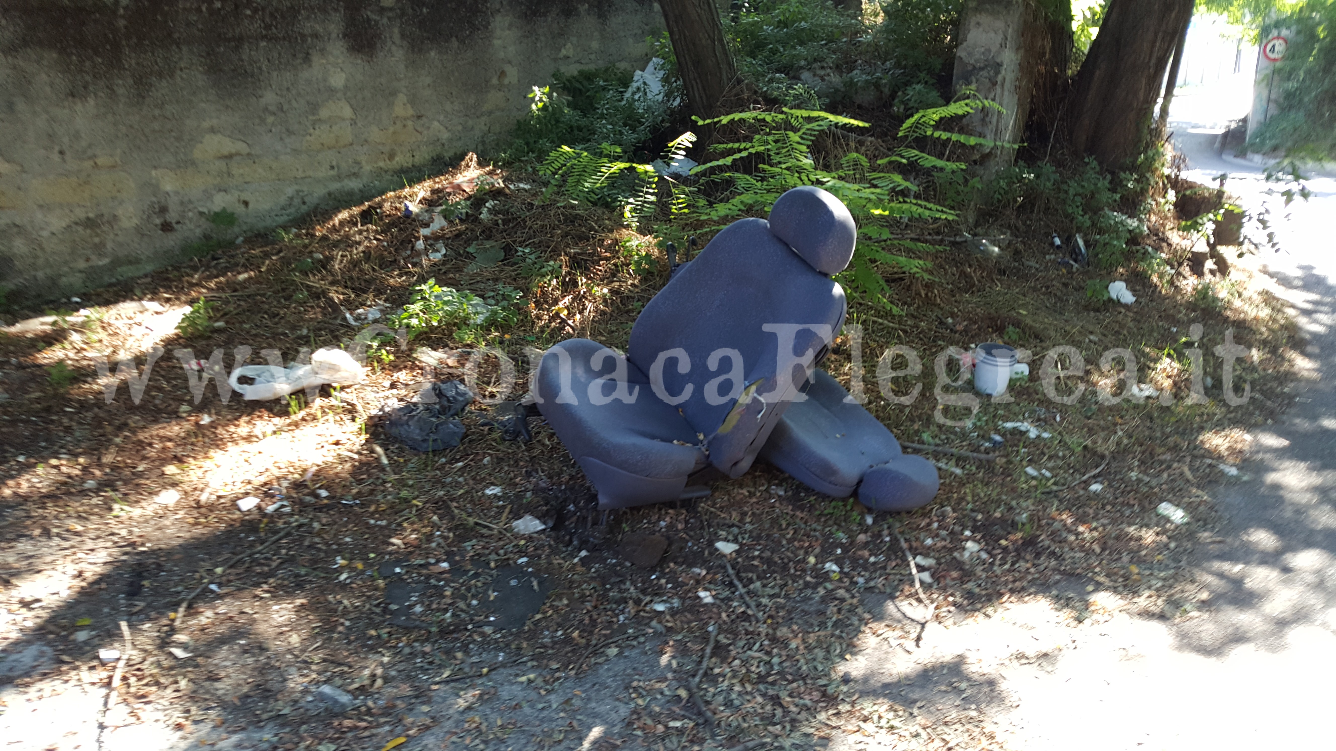 POZZUOLI/ Ancora rifiuti selvaggi a Monterusciello – LE FOTO