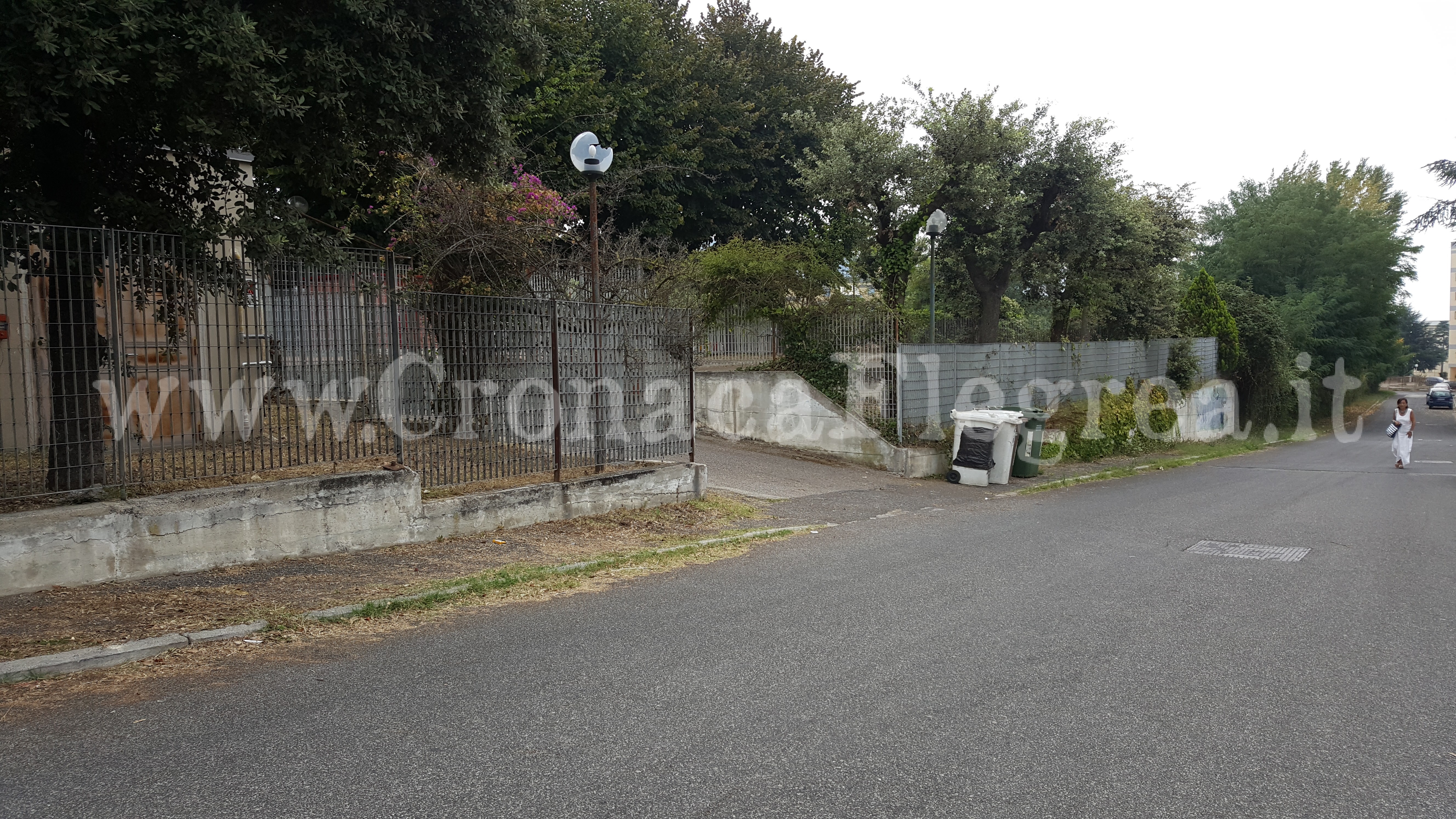 POZZUOLI/ Scuola dell’Infanzia “minacciata” dalle erbacce – LE FOTO