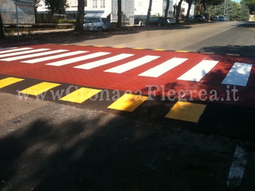 Un dosso stradale artificiali istallato in via Giuseppe Parini, nel quartiere di Monterusciello