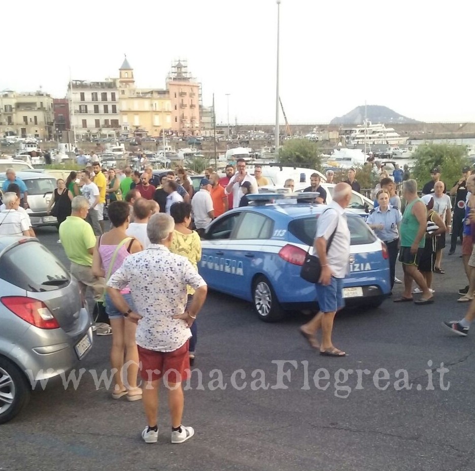 Insulta una ragazza, picchia un giovane e scoppia la maxi rissa: ancora follia a Pozzuoli