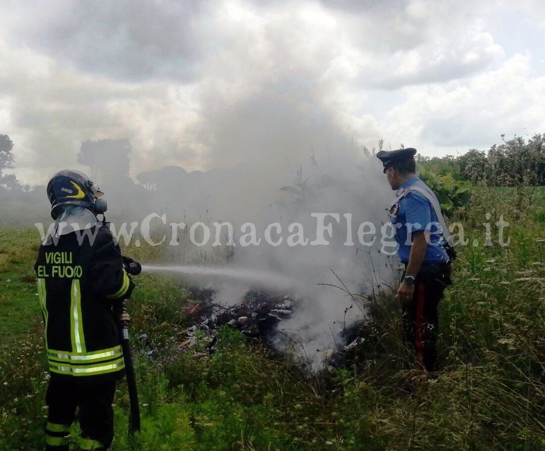 Incendia rifiuti lungo la strada: 51enne arrestato dai carabinieri