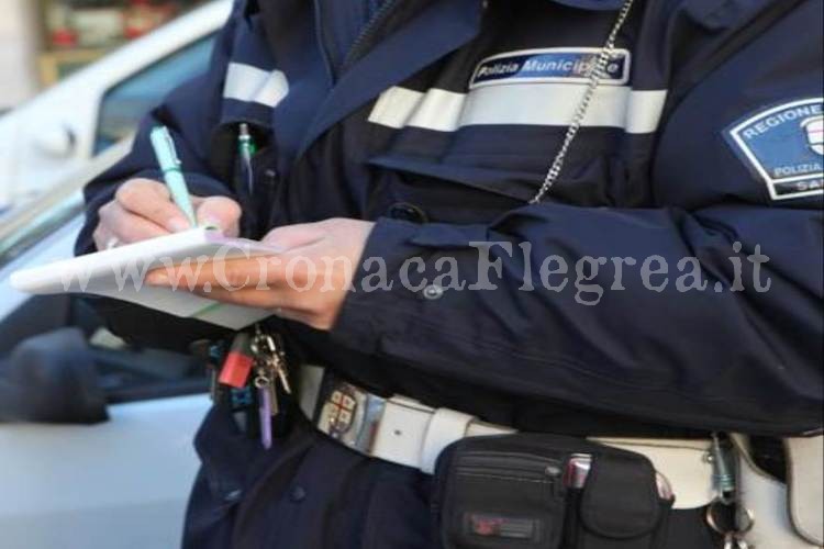 Follia a Pozzuoli: trova la multa sull’auto e prende a schiaffi una vigilessa