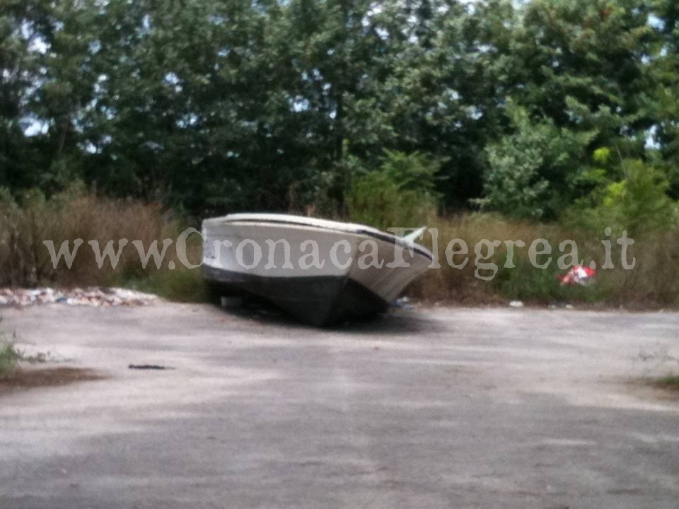 POZZUOLI/ Rifiuti di ogni genere per le strade di Monterusciello – LE FOTO