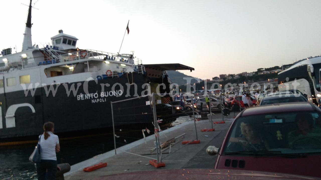 POZZUOLI/ «Odissea al porto, un’ora bloccati nei traghetti» – LE FOTO