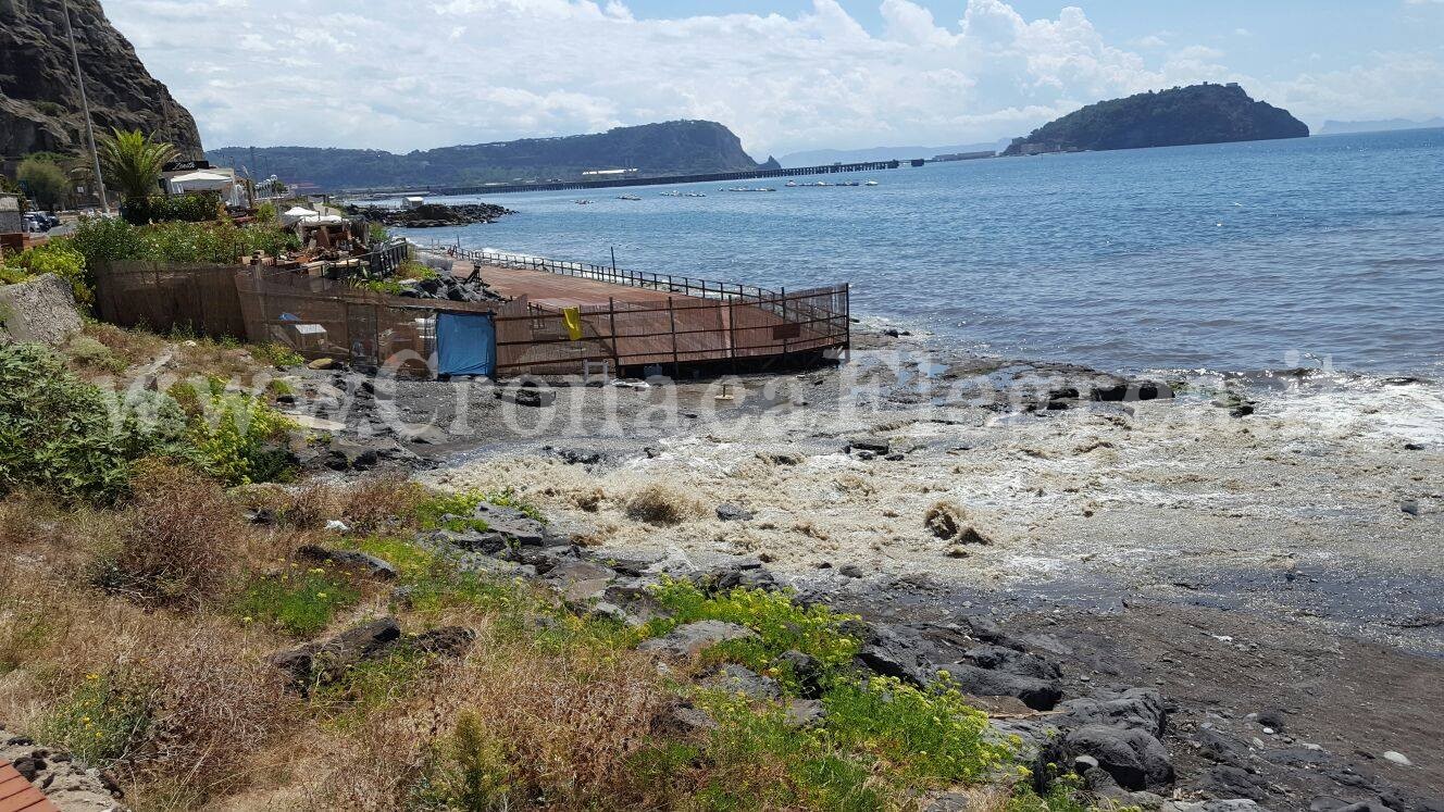 POZZUOLI/ Fiumi di melma nel mare di Via Napoli: la vergogna continua – IL VIDEO