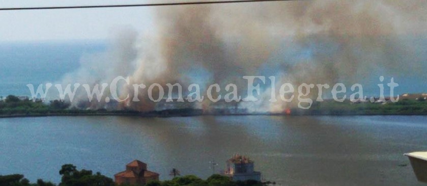 BACOLI/ Vasto incendio in via Spiaggia Romana: fiamme divorano sterpaglie e rifiuti