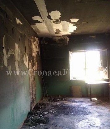 In fiamme il reparto di igiene mentale dell’ospedale di Pozzuoli – LE FOTO