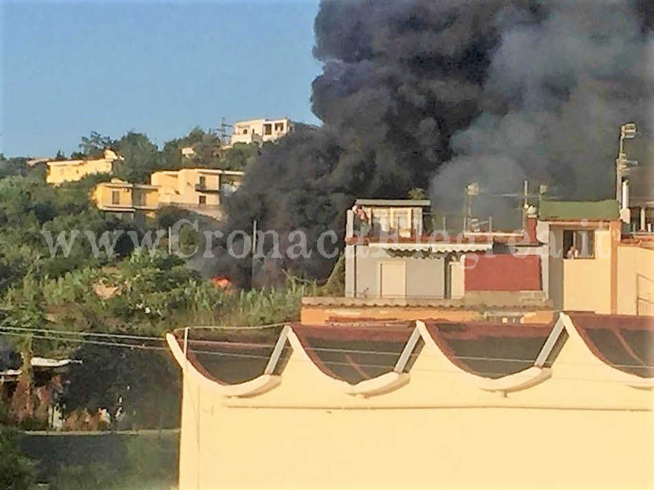 BACOLI/ Vasto incendio in via Virgilio: Vigili del Fuoco in azione