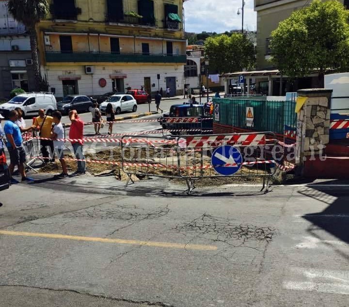 MONTE DI PROCIDA/ L’asfalto cede per la pioggia, danni in Piazza XXVII Gennaio