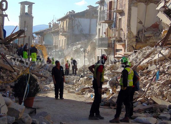 QUARTO/ Un minuto di silenzio in piazza per le vittime del terremoto