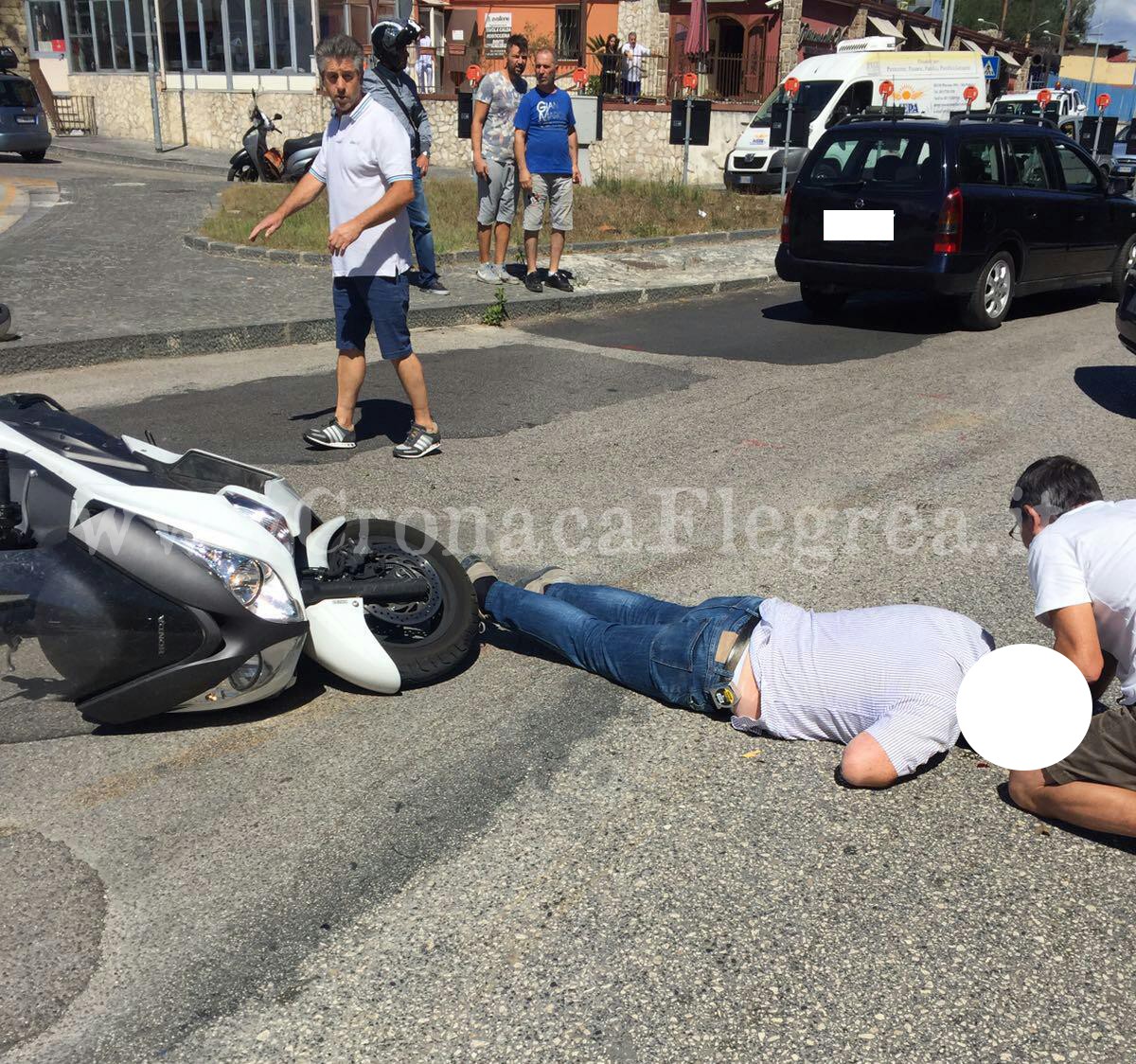 POZZUOLI/ Scontro auto-moto in via Campana: ferito imprenditore – LE FOTO