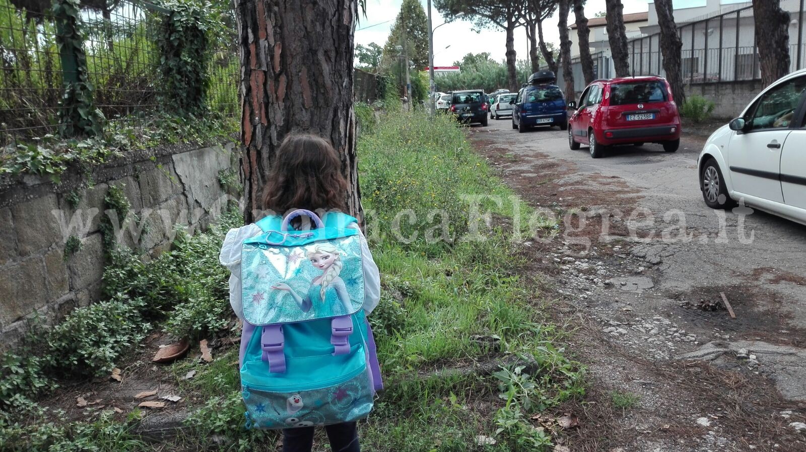 Slalom tra auto e marciapiedi distrutti: a Licola i bambini rischiano per andare a scuola – LE FOTO