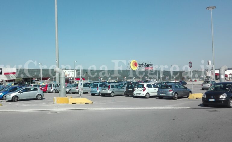 Ruba stereo in un’auto nel parcheggio del centro commerciale “Quarto Nuovo”: arrestato dai carabinieri