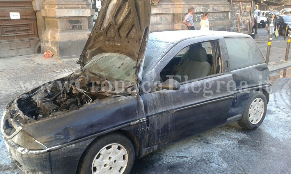 Auto in fiamme, Polizia salva due donne