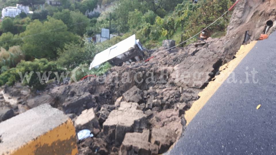 Paura a Monte di Procida: frana una strada, residenti evacuati