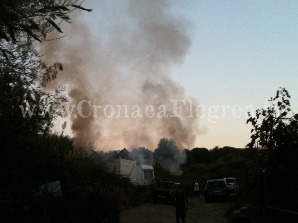 POZZUOLI/ Paura a Monterusciello: fiamme a pochi passi dalle case – LE FOTO