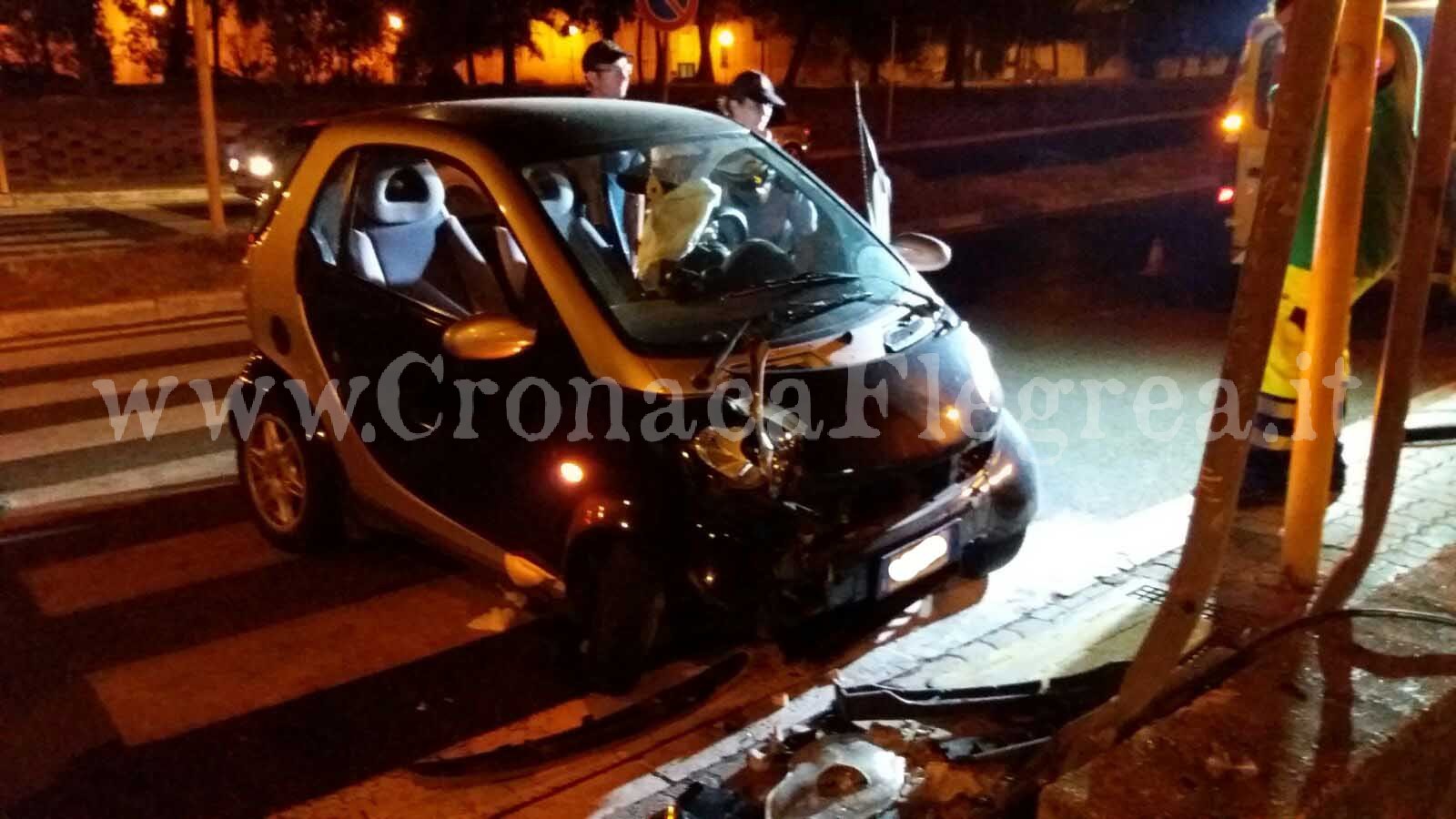 POZZUOLI/ Auto si schianta contro il marciapiede, ferito il conducente – LE FOTO