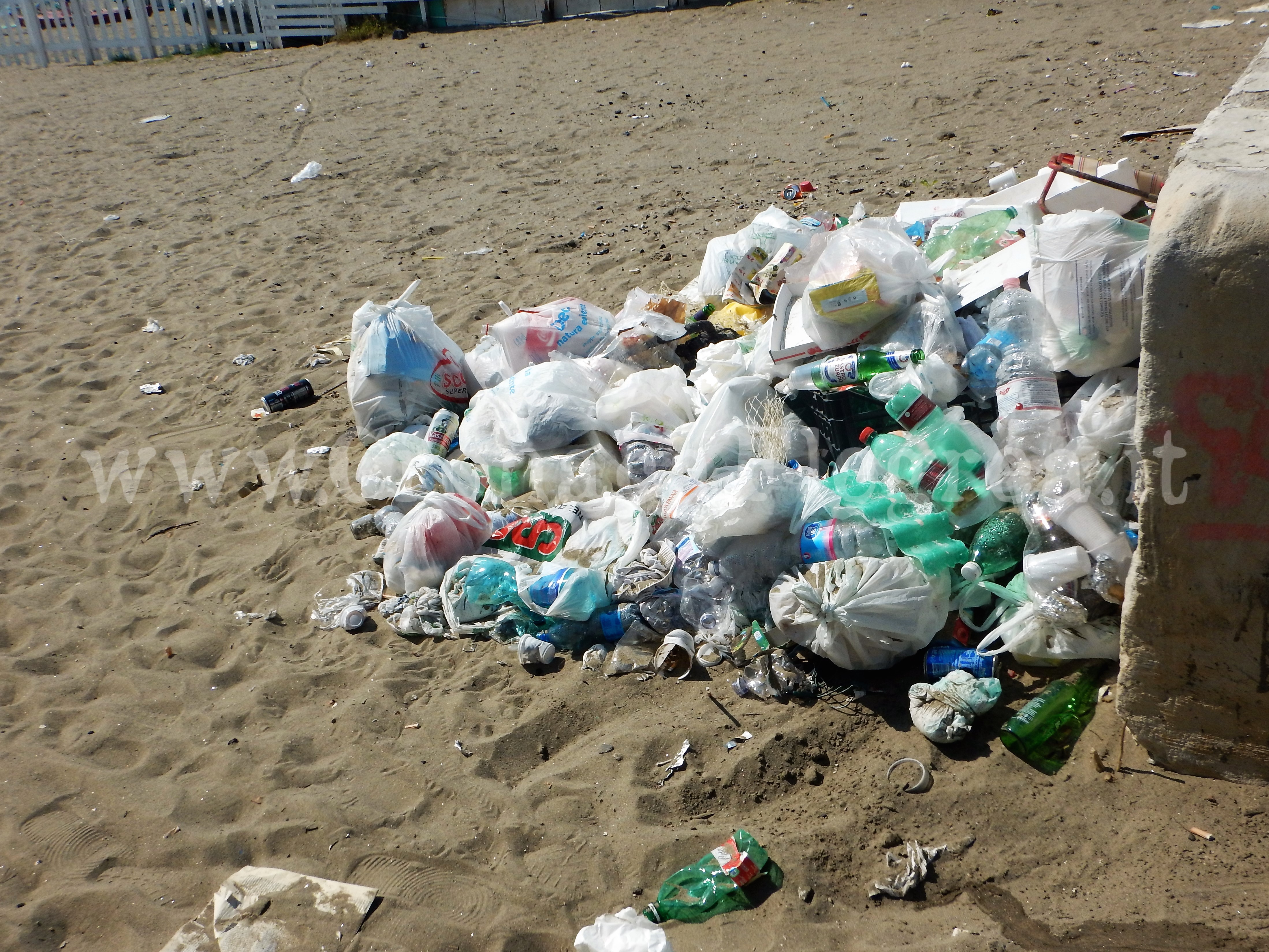 BACOLI/ Un mare di rifiuti sulla spiaggia libera di Miliscola