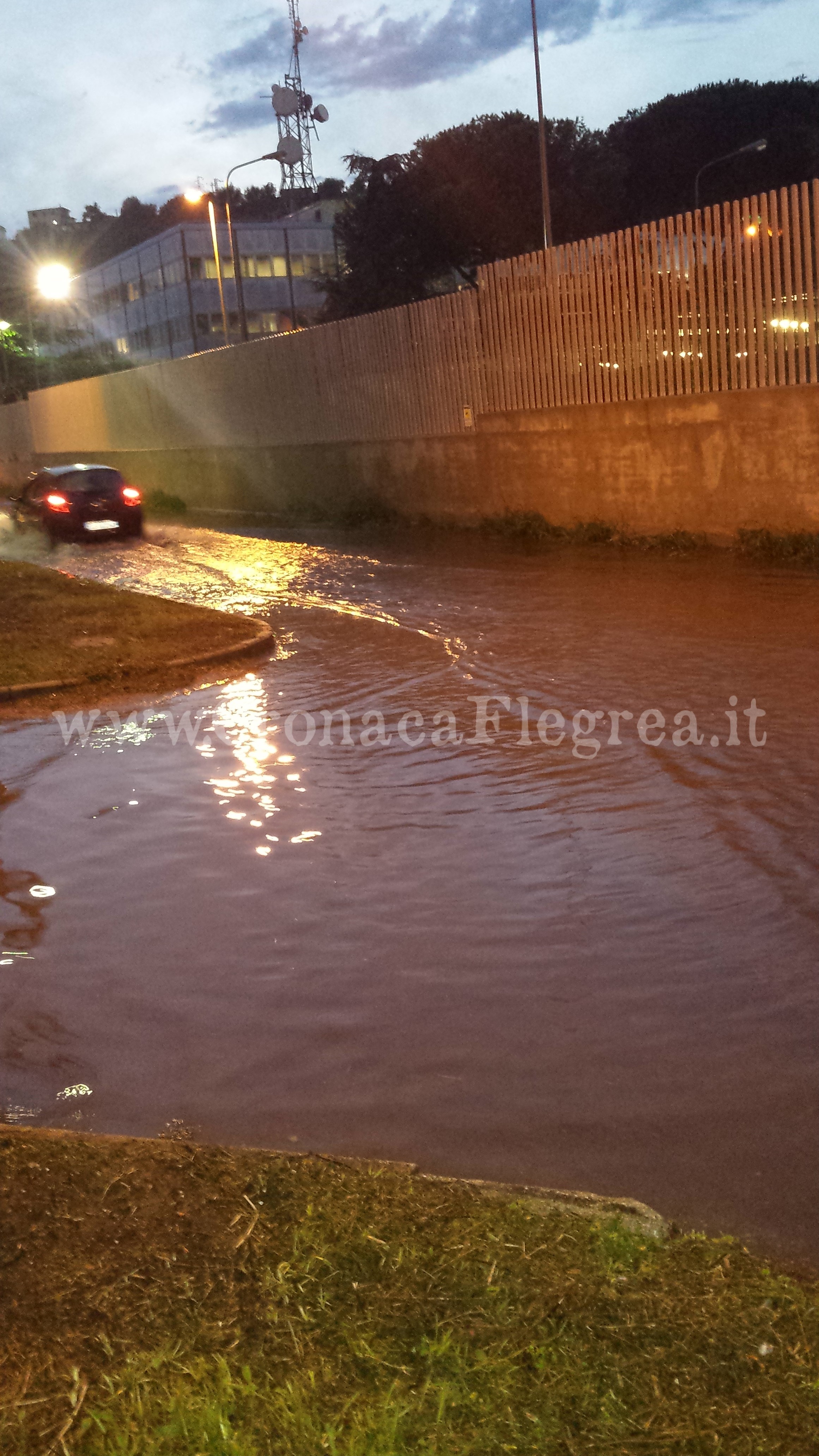 I LETTORI SEGNALANO/ «Ecco cosa accade al Rione Toiano quando piove» – LE FOTO