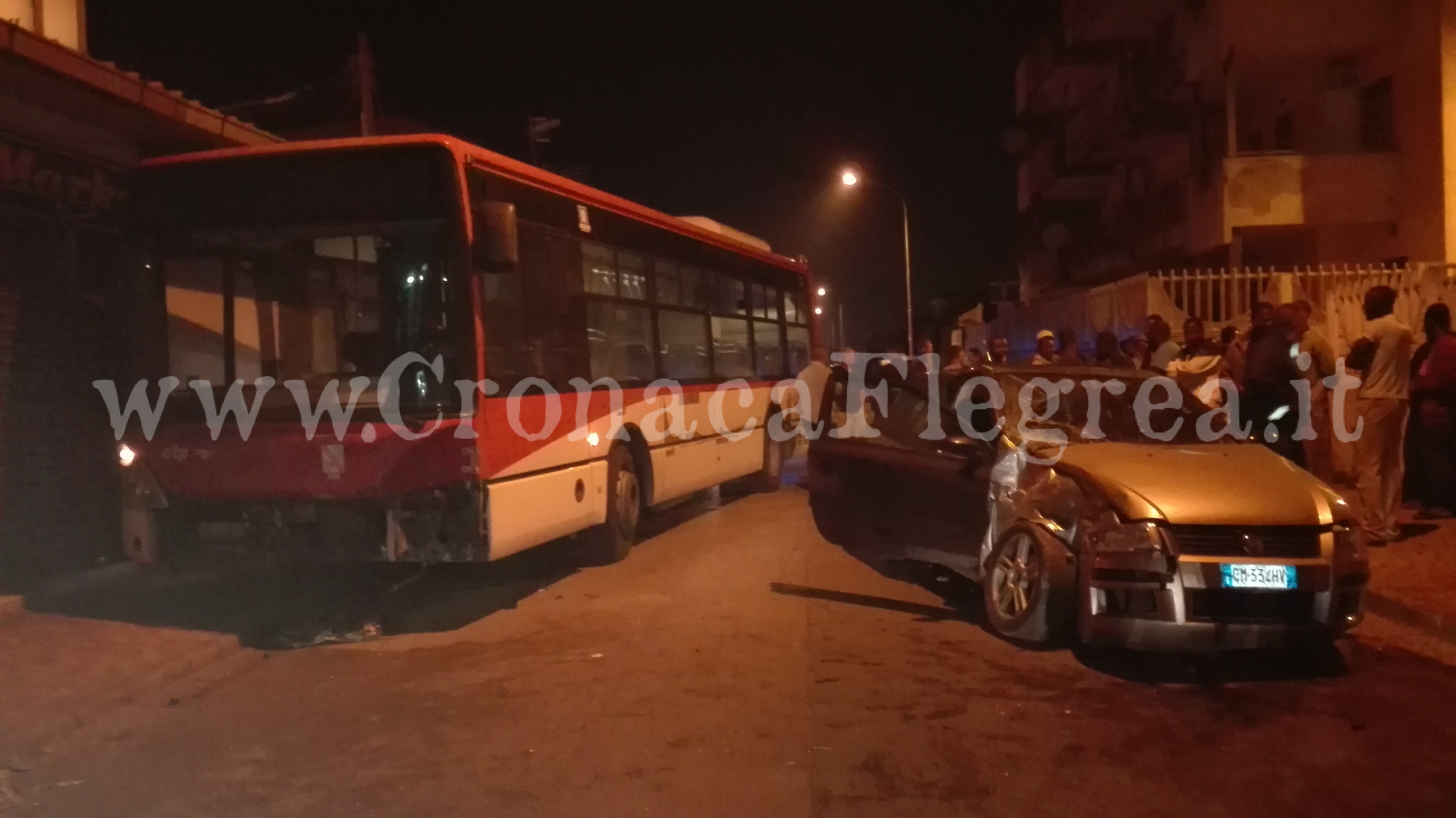 Paura a Licola mare: bus travolge auto e si schianta contro salumeria. Poi scoppia la rissa – LE FOTO